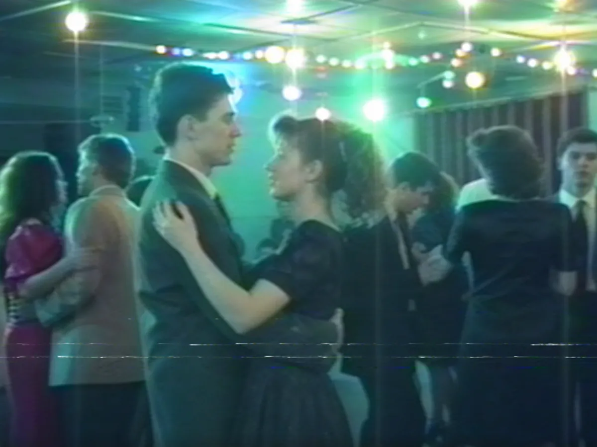 Промпт для кадра с кассеты VHS 1990-х: пример изображения нейросети